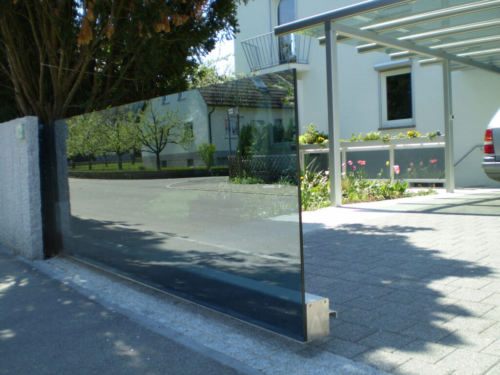 Einfahrtstor Schwebendes Glas