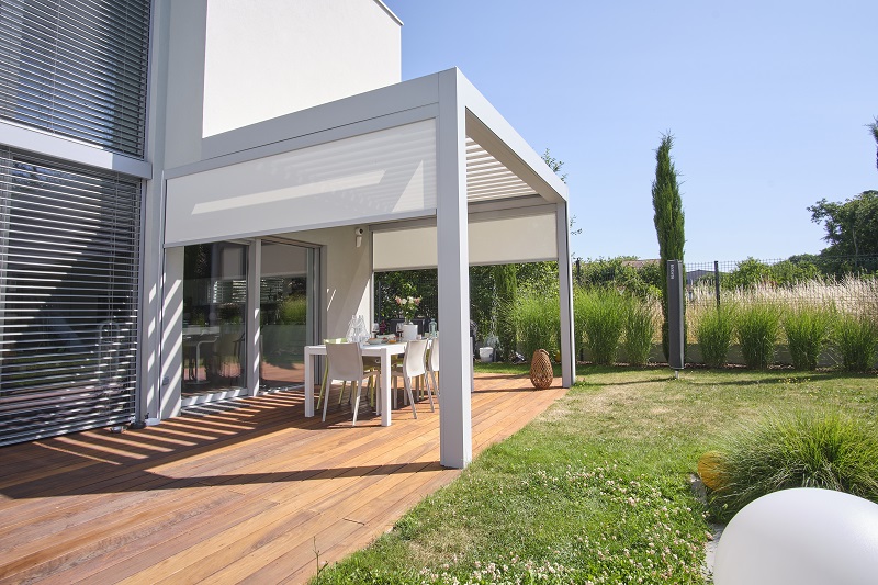 weiße Pergola am Haus