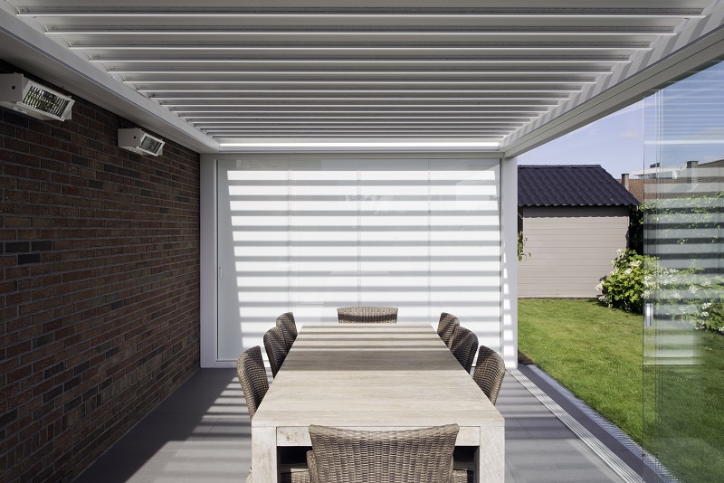 weiße Pergola mit Heizstrahler